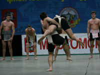 Показательное выступление группы борцов сумо ФСМ на «Ярмарке московского спорта» в Лужниках.